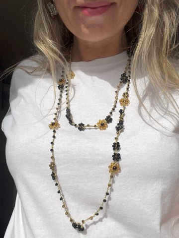 Collana lunga boho chic in oro nero con cristalli e fiori, versatile da indossare come collana o bracciale wrap, perfetta per aggiungere un tocco di eleganza e personalità al tuo look.