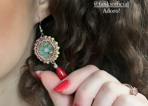 Fafiki - Orecchini gipsy artigianali in oro rosa, decorati con perline giapponesi verde menta e un ciondolo rosso vibrante. Questi gioielli unici incarnano la freschezza e l’allegria, perfetti per chi cerca stile ed espressione personale. Indossa la gioia dei fiori che sbocciano e lascia che ogni movimento racconti la tua storia di eleganza e vivacità