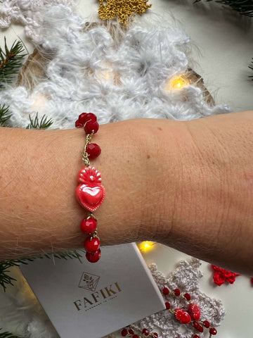 Il Bracciale Cuore di Fuoco indossa passione e protezione, con cristalli rossi e cuore sacro in ceramica. Adatto a tutti, elastico e comodo